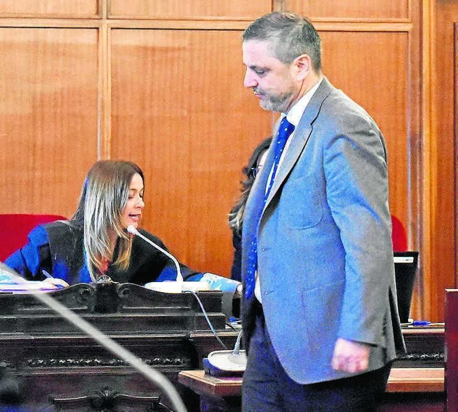 Fernando Mellet  con la juez Yolanda Sánchez, al fondo.