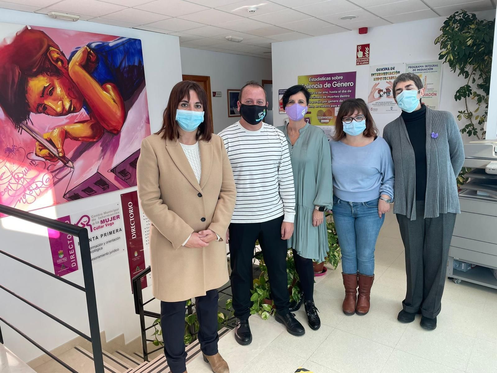 El alcalde de Cúllar Vega, Jorge Sánchez, junto a la vicepresidenta segunda y diputada de Bienestar Social, Olvido de la Rosa, y la diputada de Igualdad, Juventud y Administración Electrónica, Mercedes Garzón