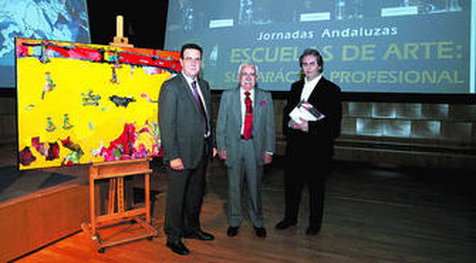 Juan Salguero, Luis Gonzalo y Domingo Martínez ante el cuadro que el pintor ha donado a la Escuela de Artes Plásticas y Diseño.