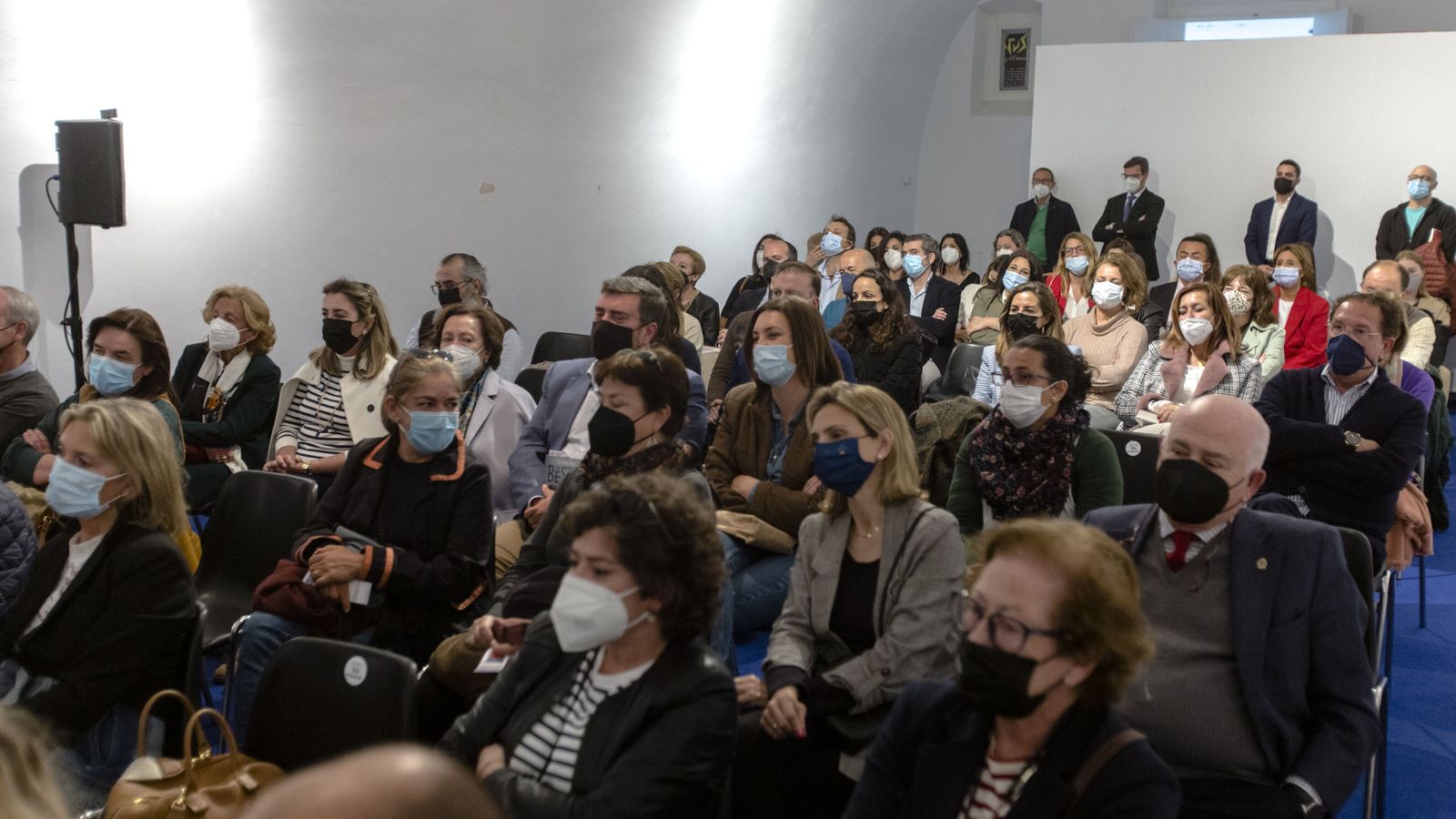 Parte del numeroso público que disfrutó de la charla con los autores de ‘La Bestia’, Premio Planeta 2021.