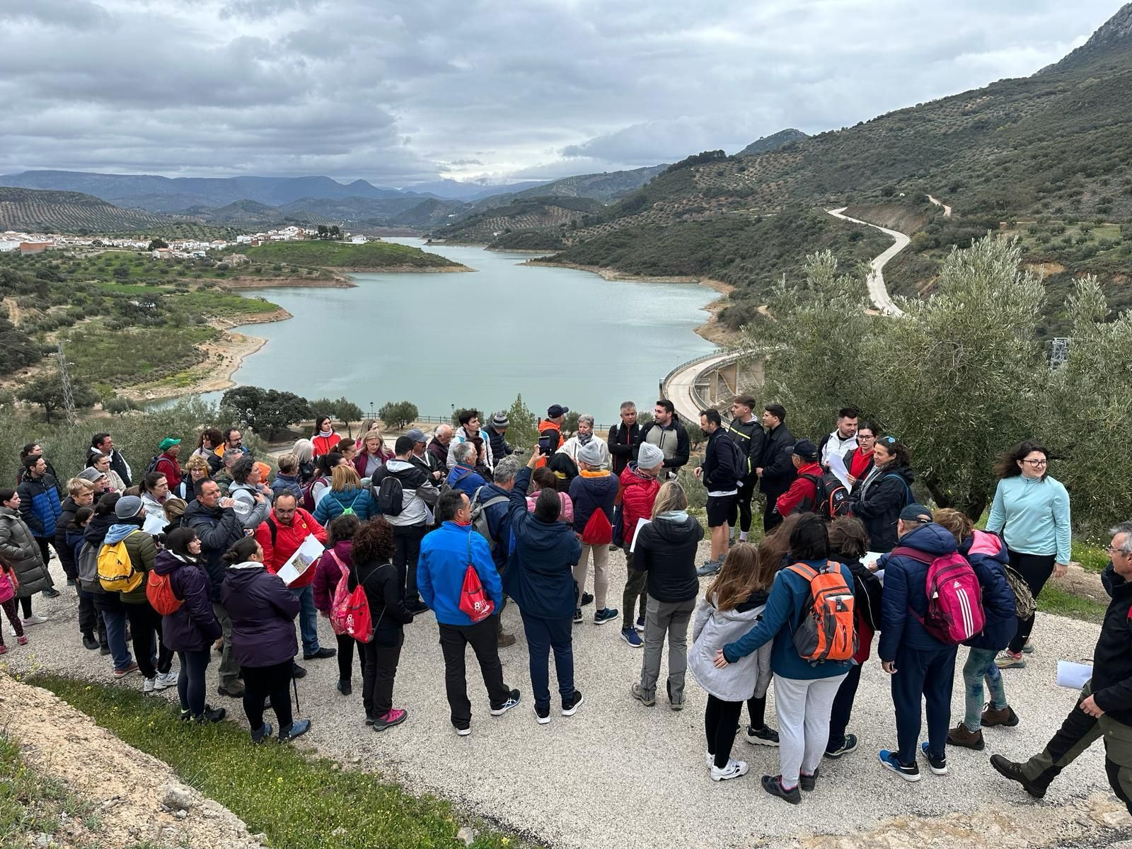 Una de las paradas obligadas, con el pantano al fondo.