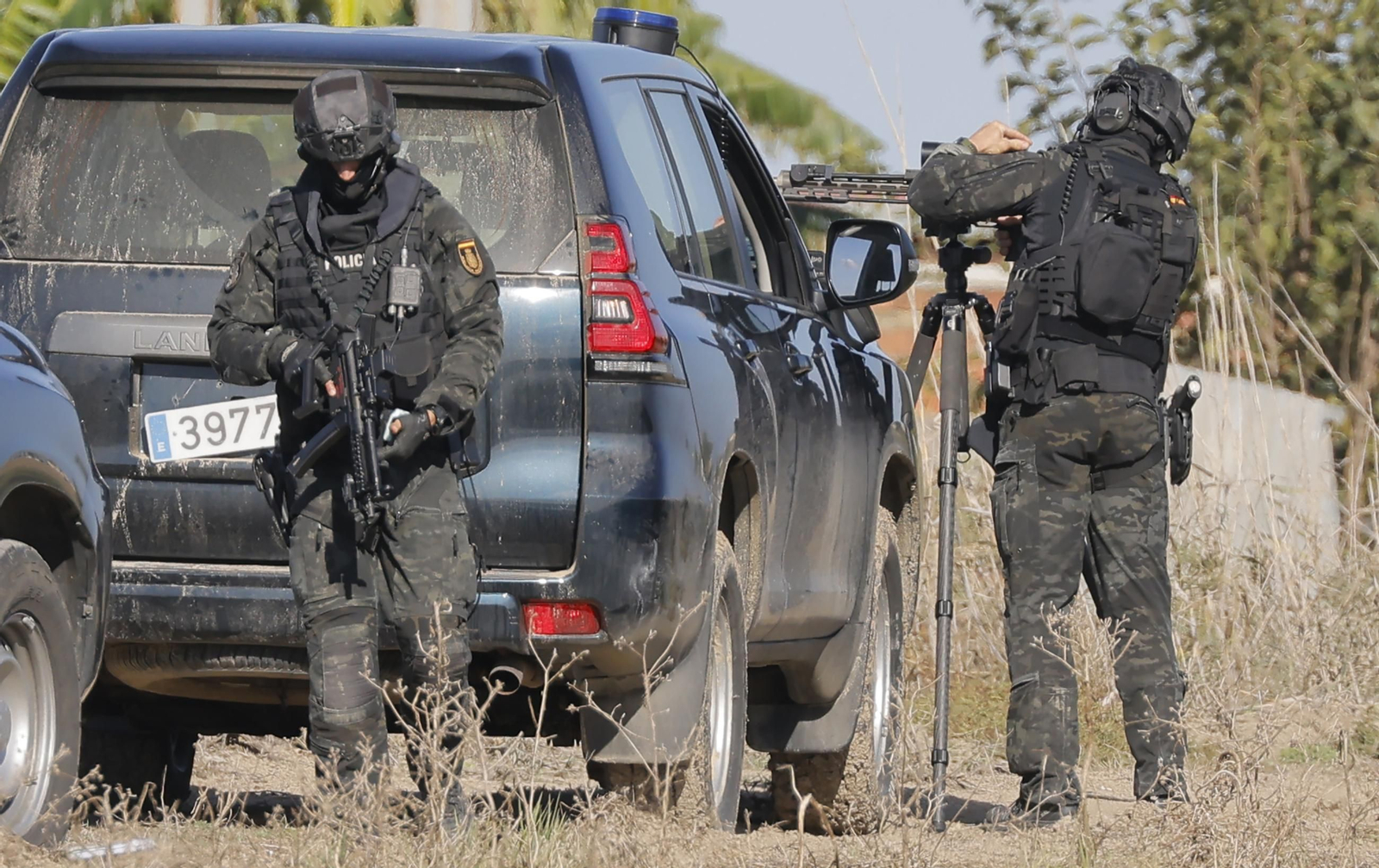 Unos agentes de los GEOS preparándose para entrar a la nave donde se produjo el tiroteo en Isla Mayor.