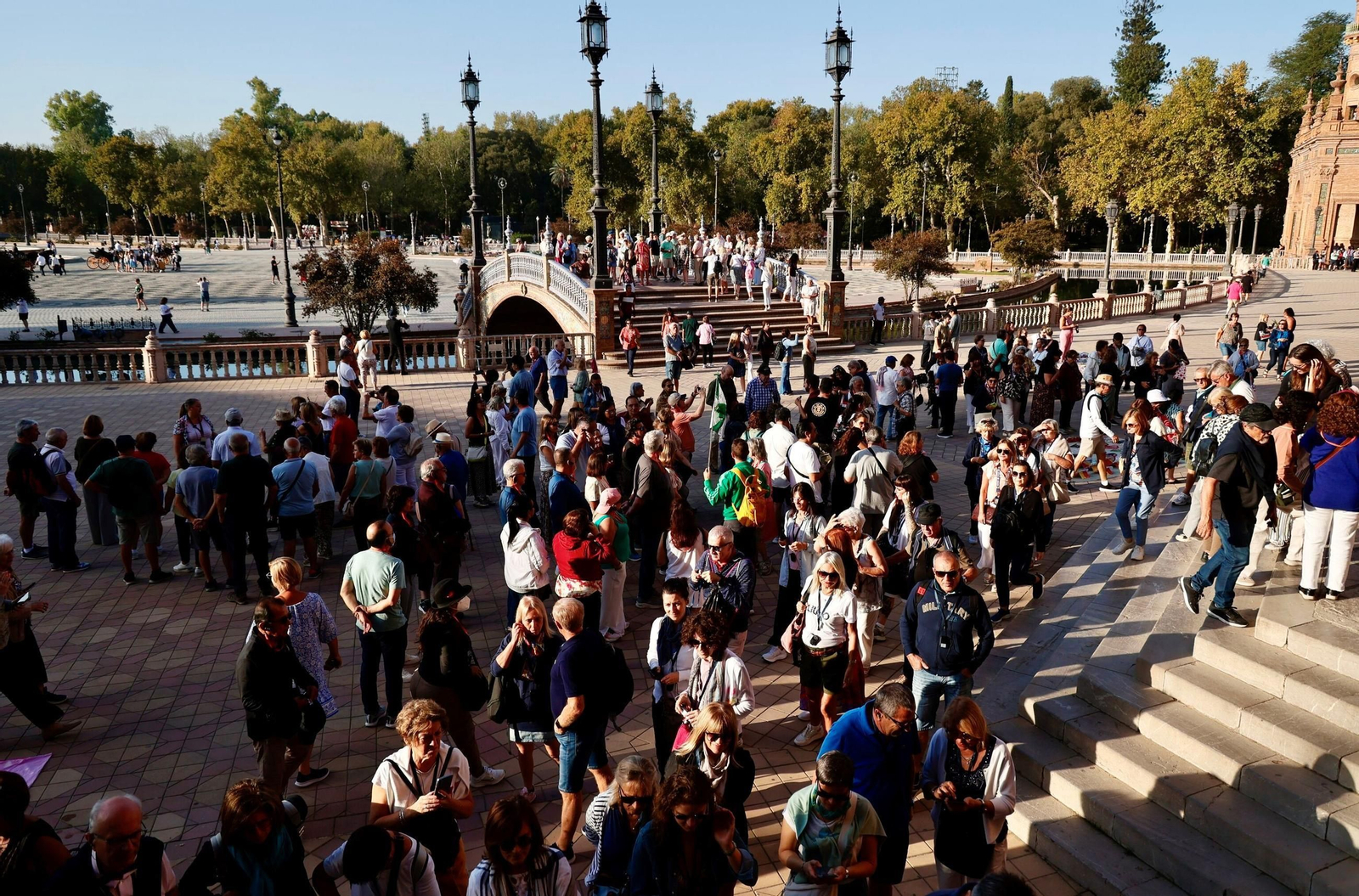 Turistas abarrotan la Plaza de España.