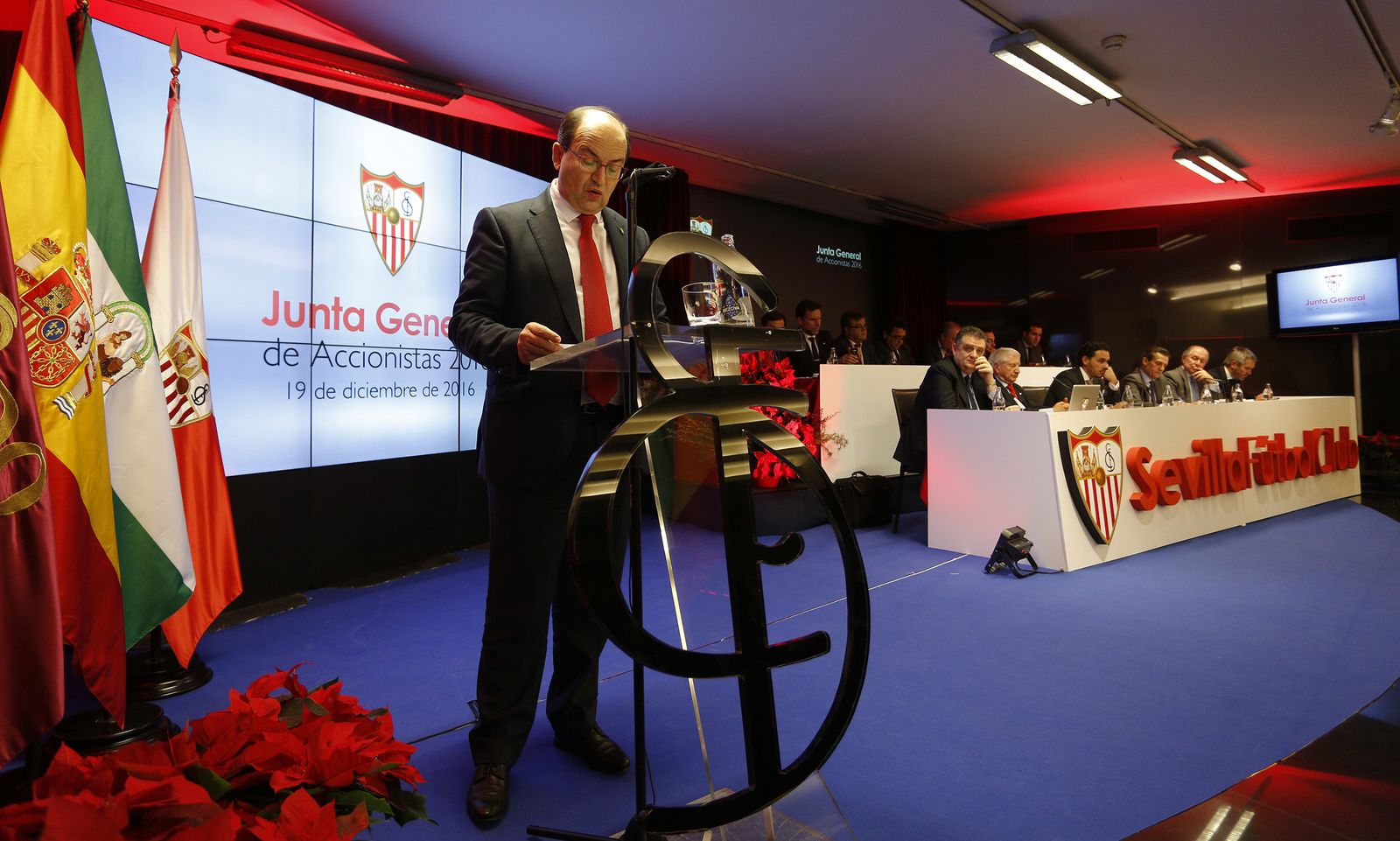 El presidente del Sevilla, José Castro, en una de sus intervenciones ante los accionistas del club para dar cuenta del ejercicio de 2015-16.