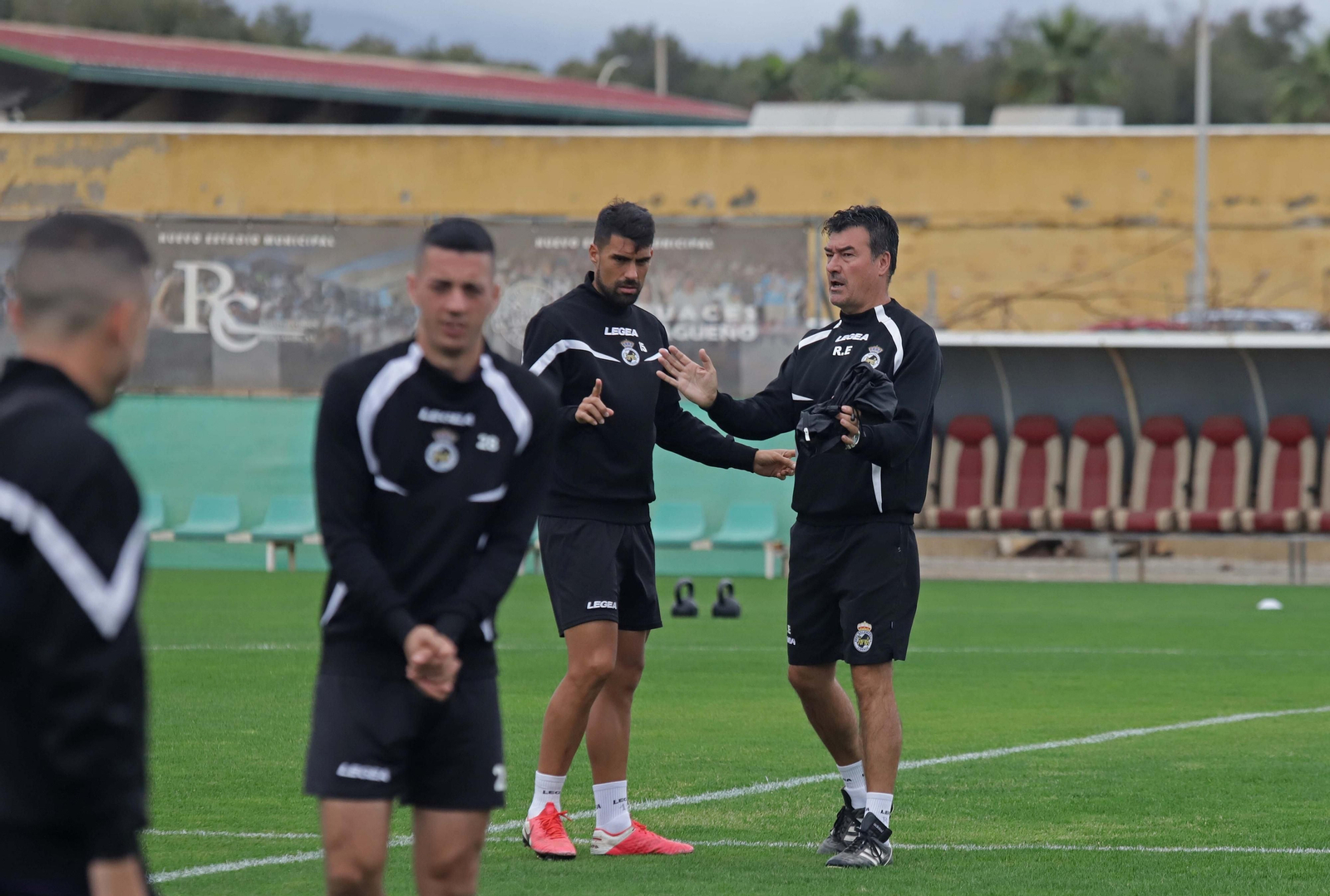 Rafa Escobar conversa con Borja López en un entrenamiento