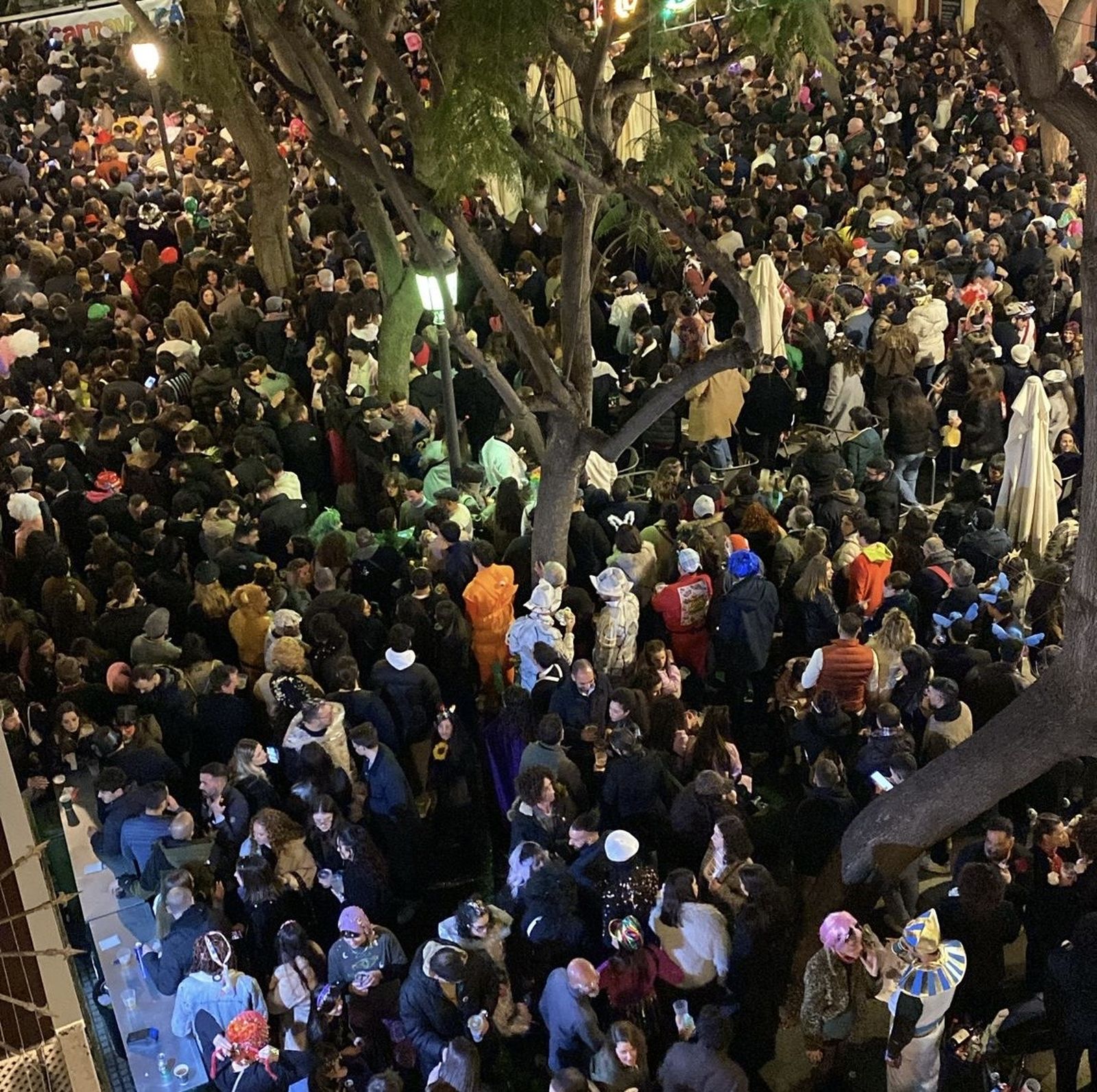 Aglomeración en el Mentidero