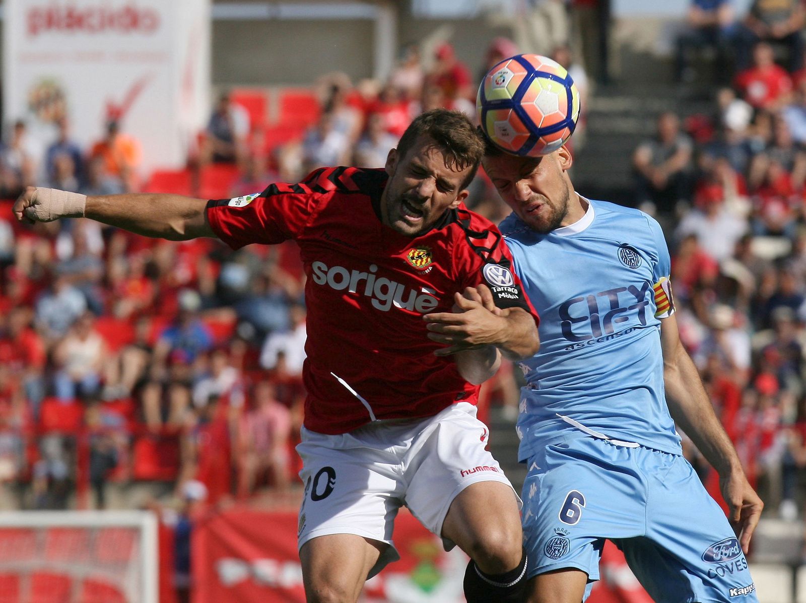 El centrocampista del Nàstic Juan Muñiz disputa un balón con el jugador del Girona Álex Granell.