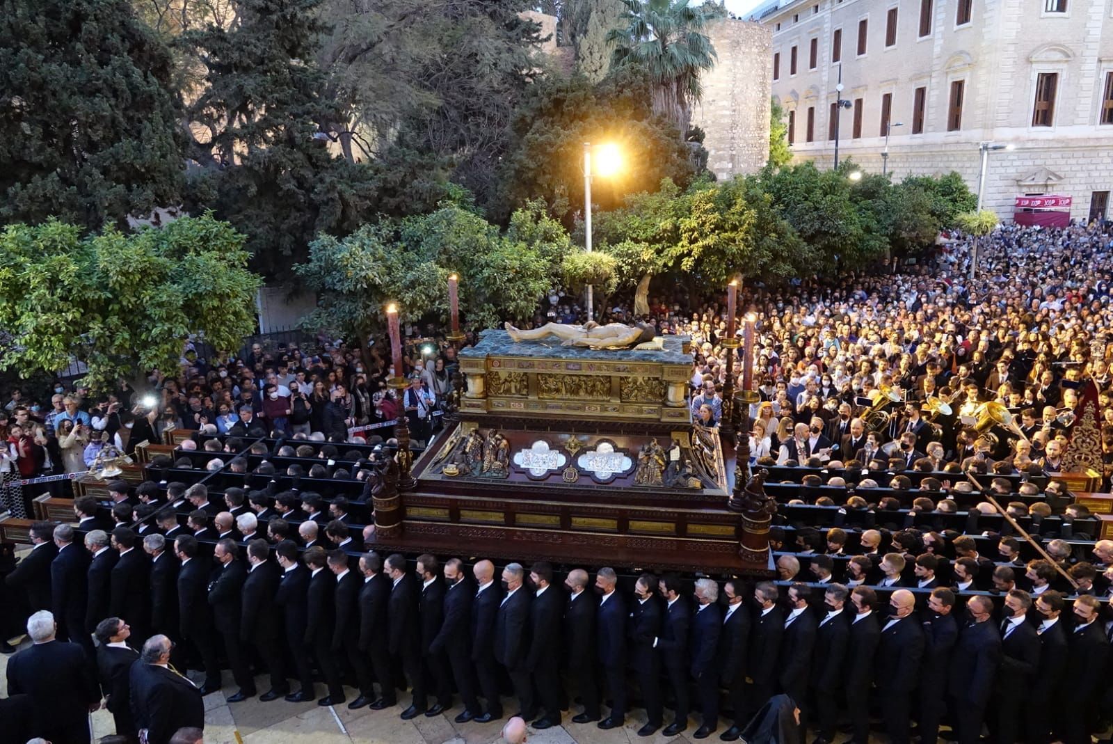 Nuestro Padre Jesús del Santo Sepulcro, en la salida desde su casa hermandad