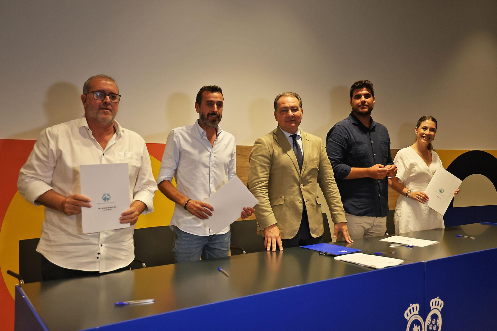 Imágenes de la firma con alcaldes de 34 municipios los convenios del programa 'Tu Diputación Invierte'