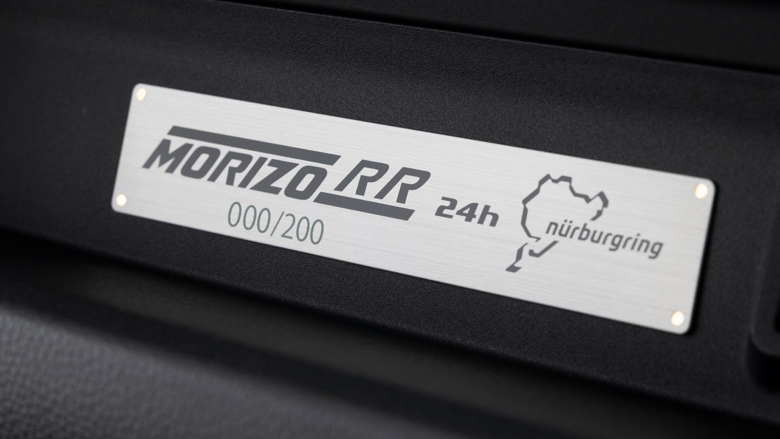 Una placa muestra el número de cada unidad de esta serie especial junto al logotipo Morizo RR que aparece también en el portón posterior.