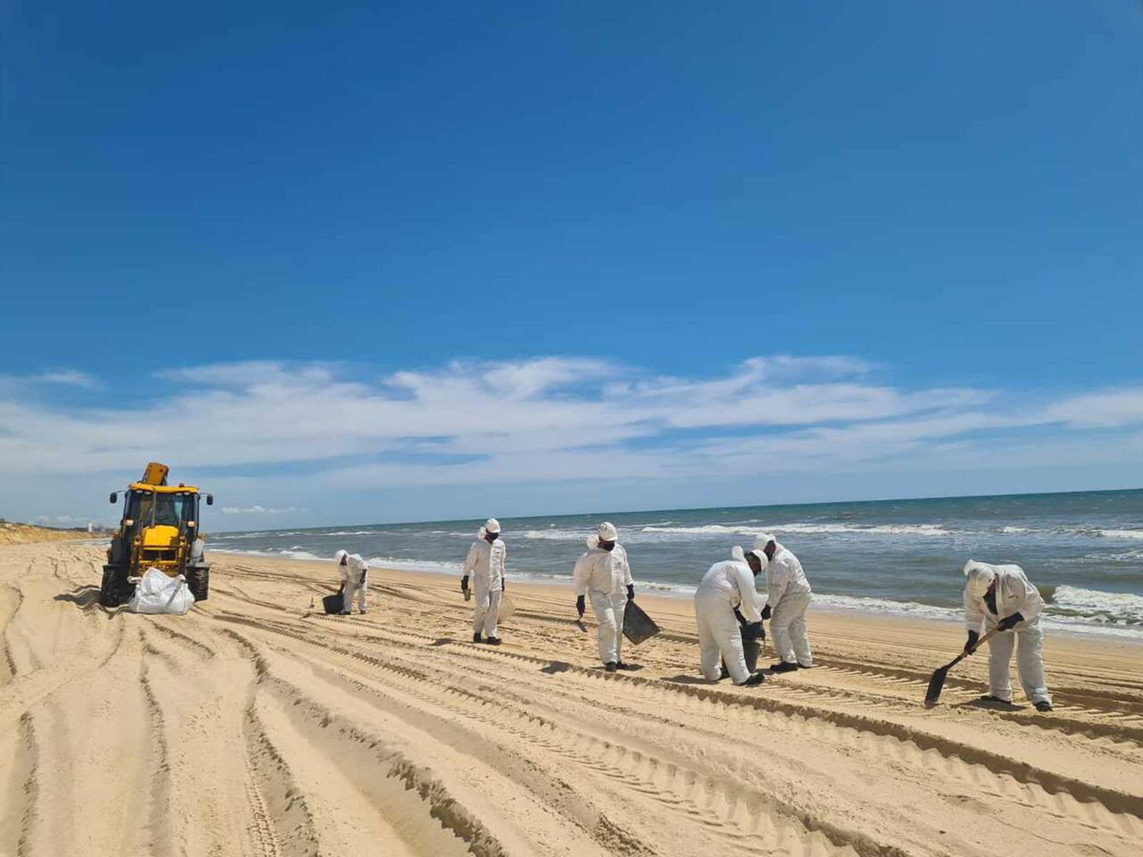 Imagen de los trabajos de recogida de los restos de hidrocarburo en las playas de Mazagón.