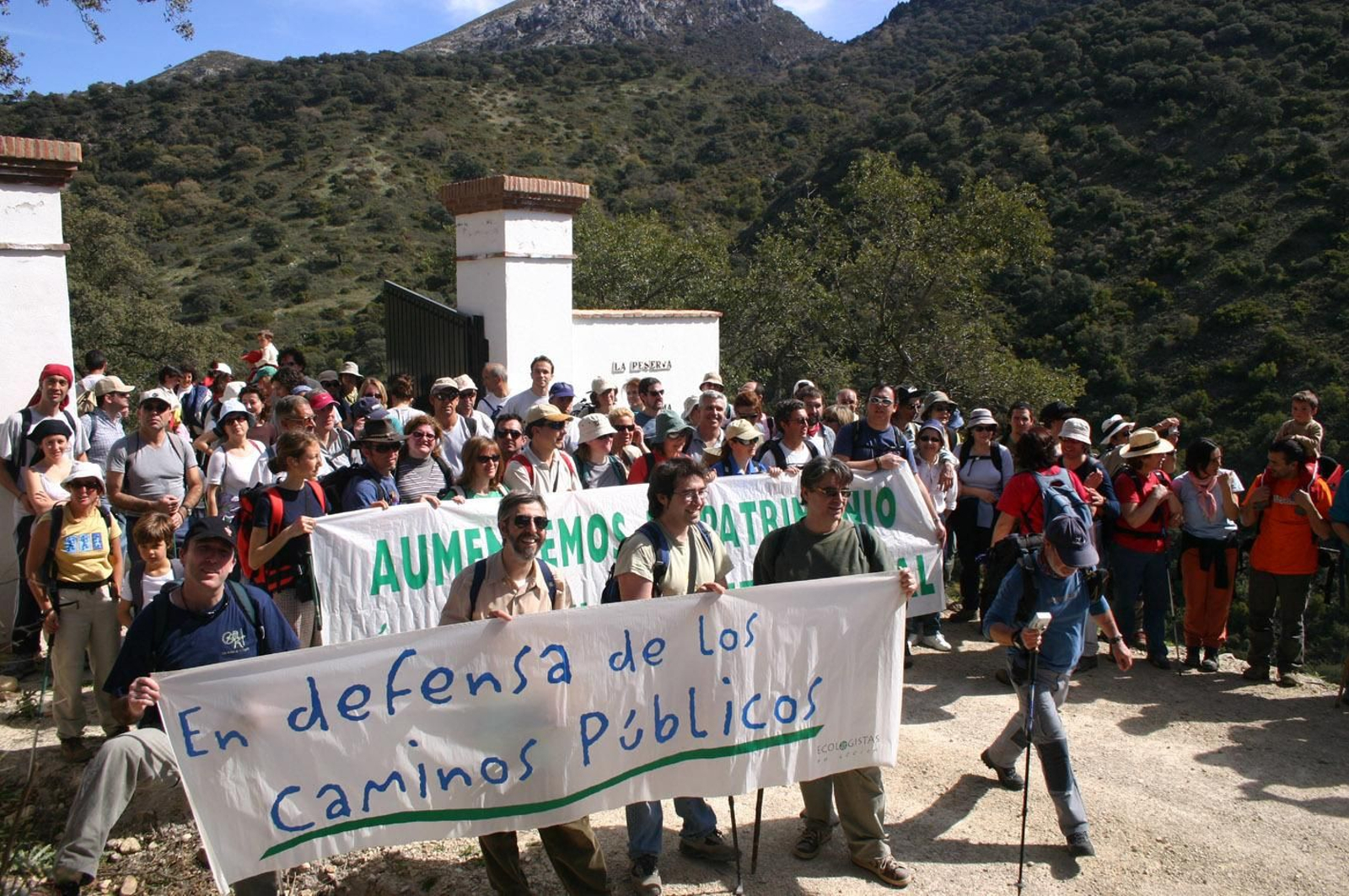 Imagen de una de las marchas en defensa de los caminos públicos organizada por Ecologistas en Acción.