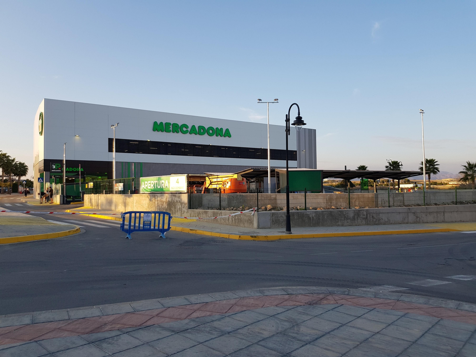 Los operarios trabajan a destajo estos días para ultimar los detalles de la apertura dl nuevo supermercado de Mercadona en Vera.