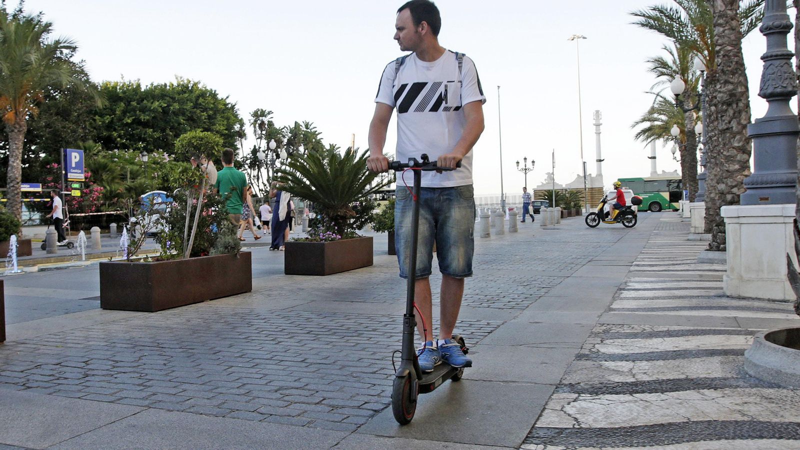 Un patinete eléctrico por San Juan de Dios en una imagen de final de julio. Un patinete eléctrico por San Juan de Dios en una imagen de final de julio.