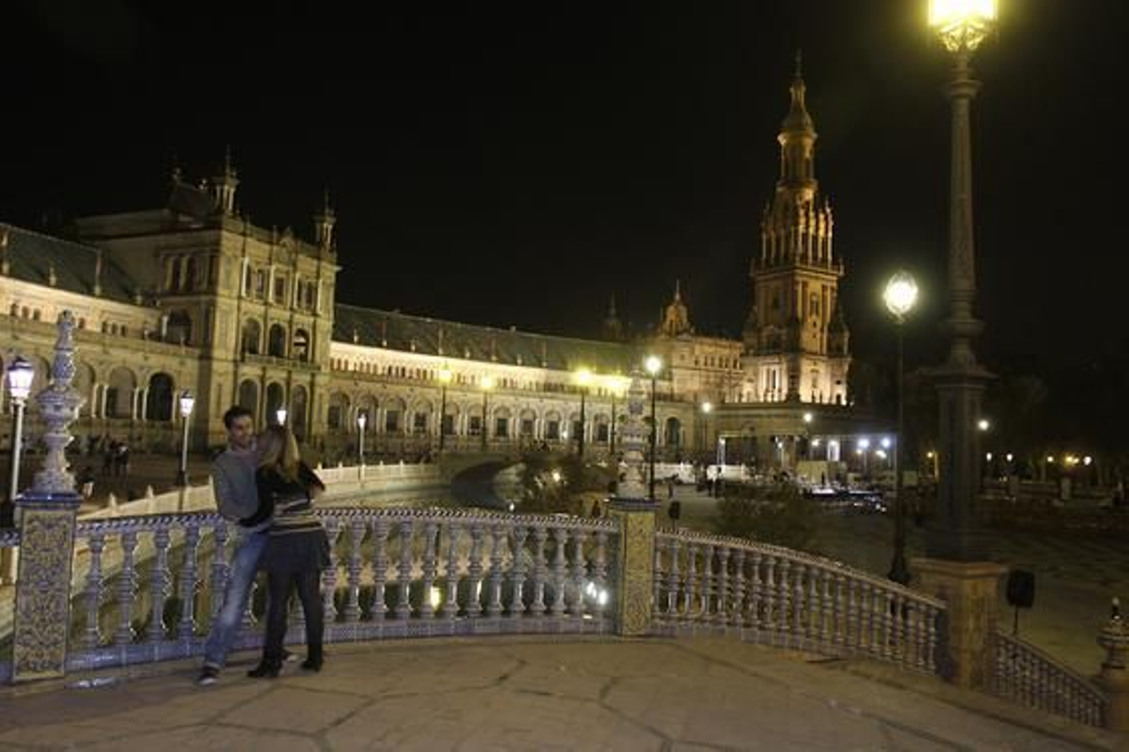 Los sevillanos disfrutan de la "nueva" Plaza de España.

Foto: José Ángel García