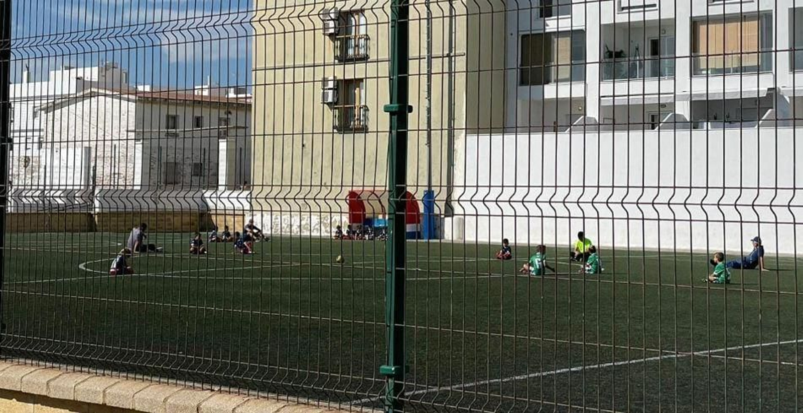 Jugadores y técnicos de Guzmán El Bueno y Palmones, durante la sentada