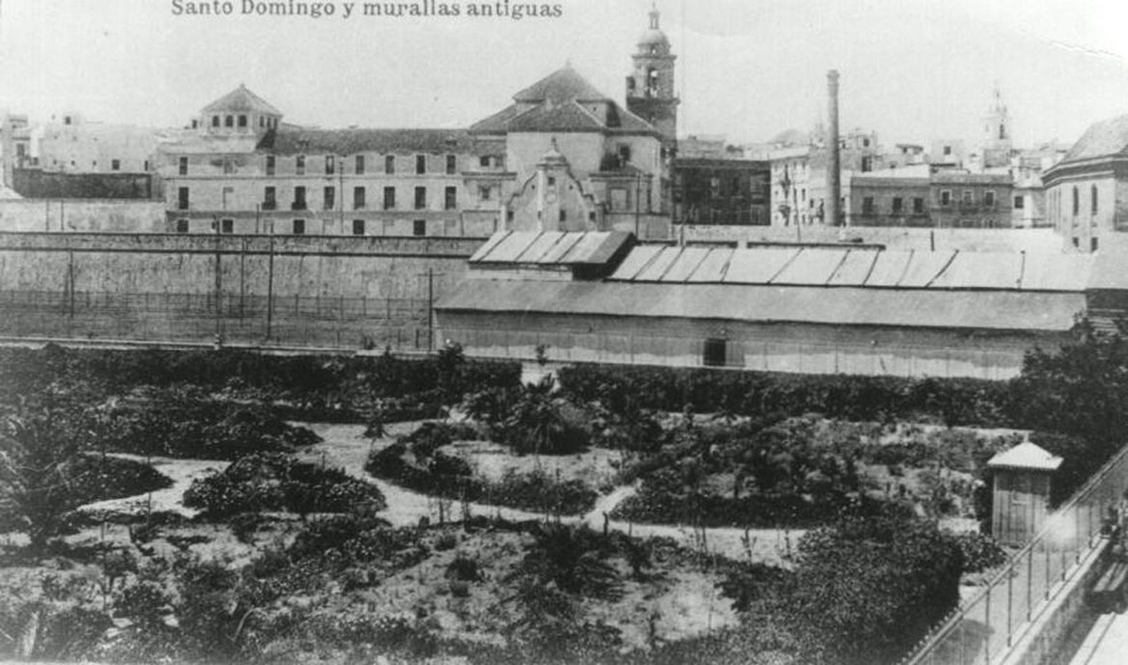 Imágenes de cien años de cambios en la Cuesta de las Calesas de Cádiz