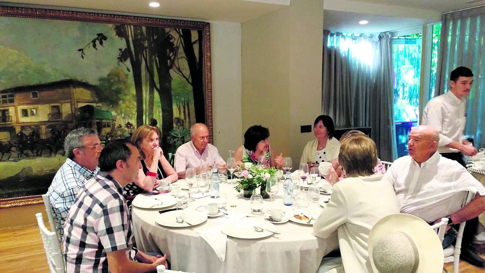 comida en La Raza de antiguos residentes de Azorín. En el grupo, Joan Cantavella, biógrafo de Manuel de Unciti, y Juan Caño, compañero de promoción.
