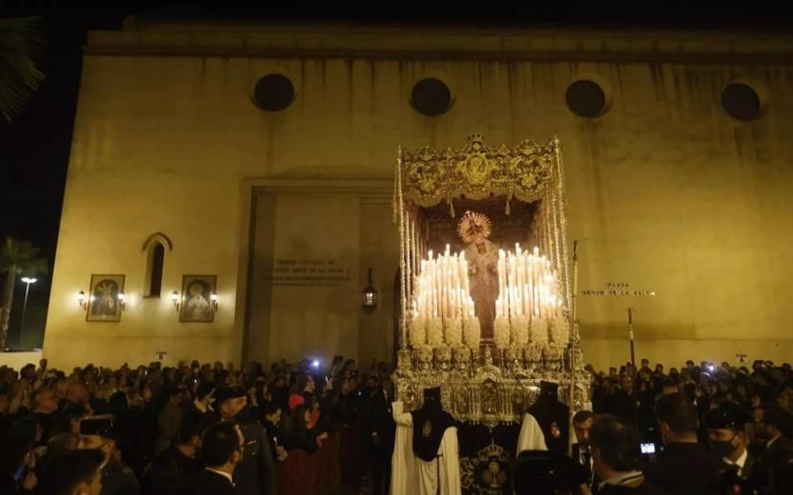 La Virgen de las Angustias sale del Santuario de Los Gitanos