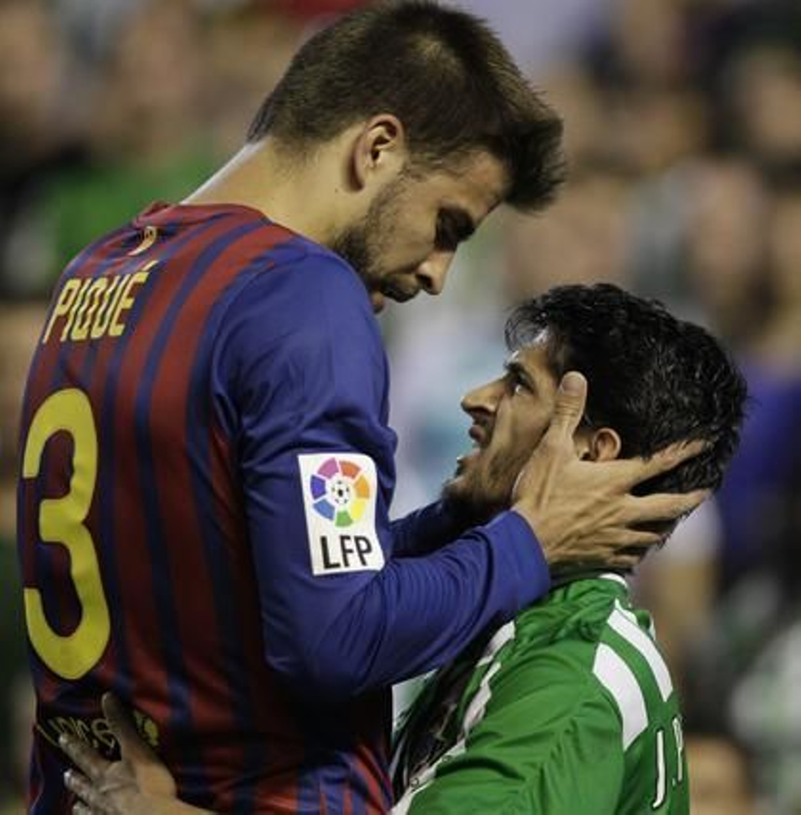 Piqué atiende a Pereira tras llevarse éste un golpe. / A. Pizarro

Foto: A. Pizarro