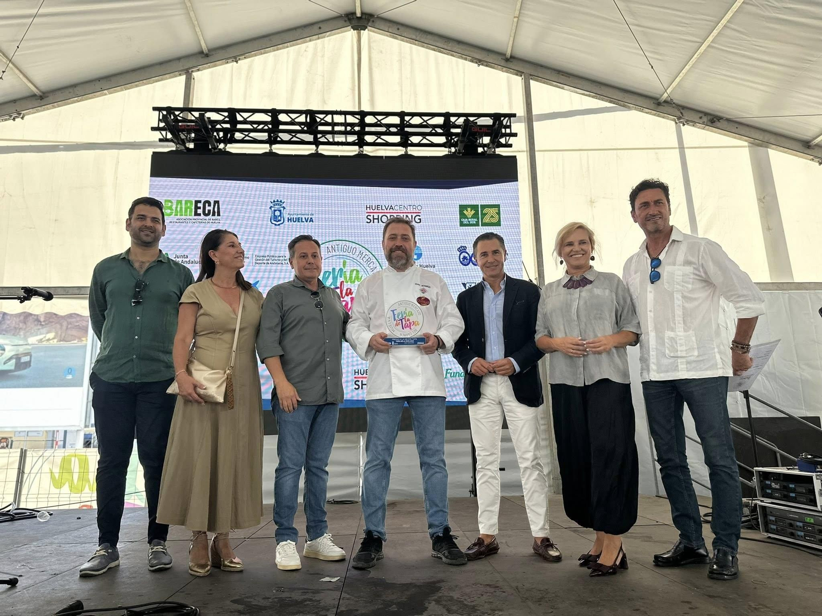 Premiado con las autoridades y organizadores
