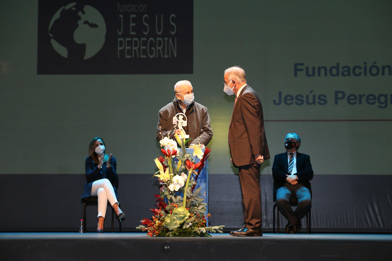 Jesús Peregrín, premio Diario de Almería a Toda una Vida Ejemplar, con el alcalde de Roquetas