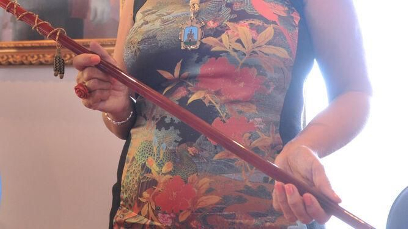 Ángeles García, con el bastón de mando del Ayuntamiento de Cantillana, en 2012, cuando llegó a la Alcaldía tras una moción de censura al PP.