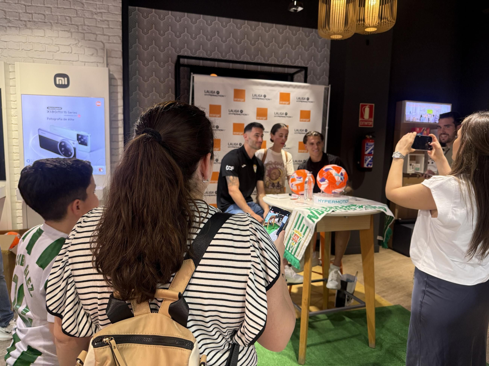 La afición del Córdoba CF enloquece con Álex Sala y Albarrán en el centro de la ciudad