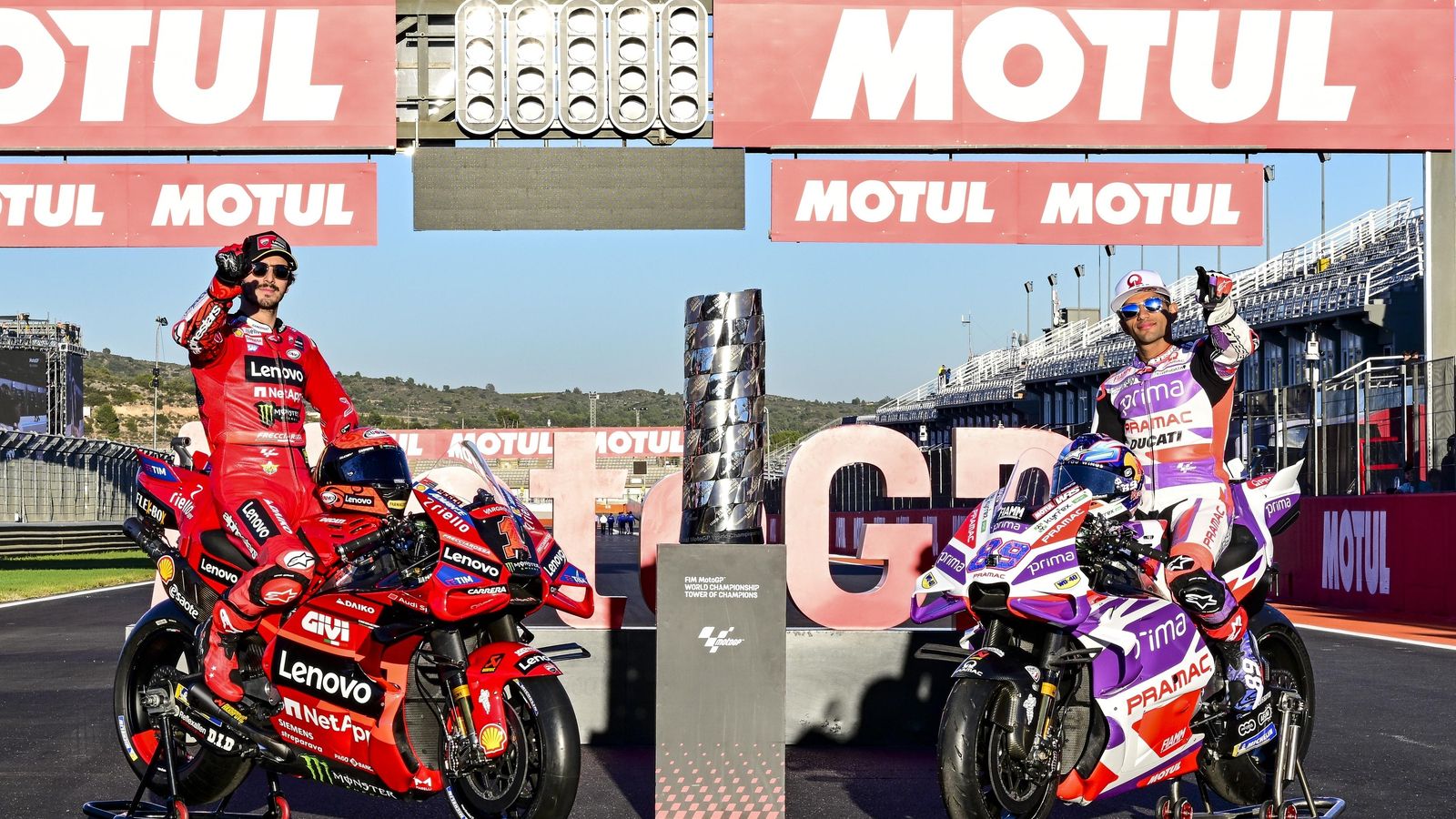 Pecco Bagnaia y Jorge Martín, en la recta de meta del circuito de Cheste. Pecco Bagnaia y Jorge Martín, en la recta de meta del circuito de Cheste.