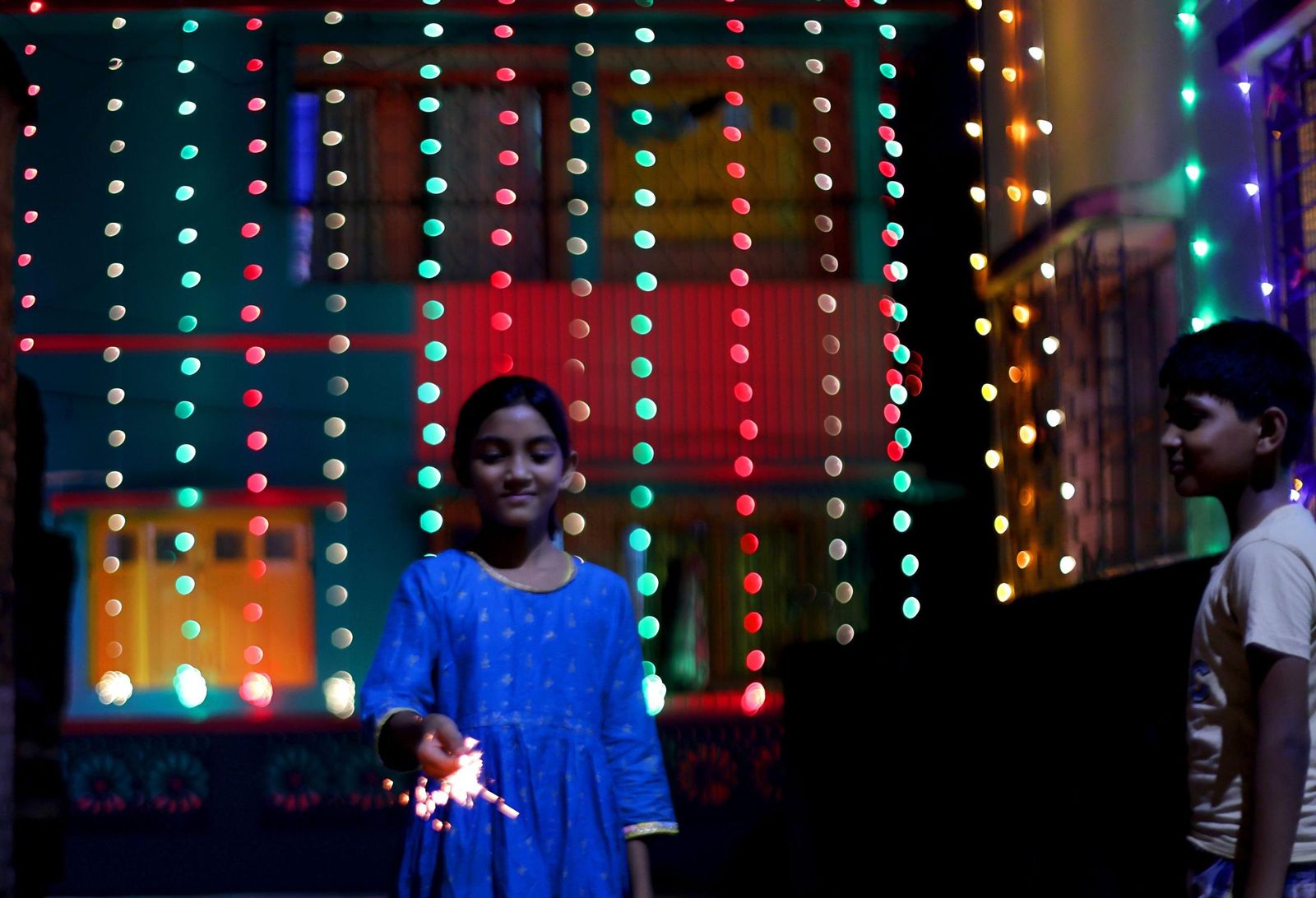 Las preciosas imágenes de la celebración del Diwali en India: un festival de luz y color