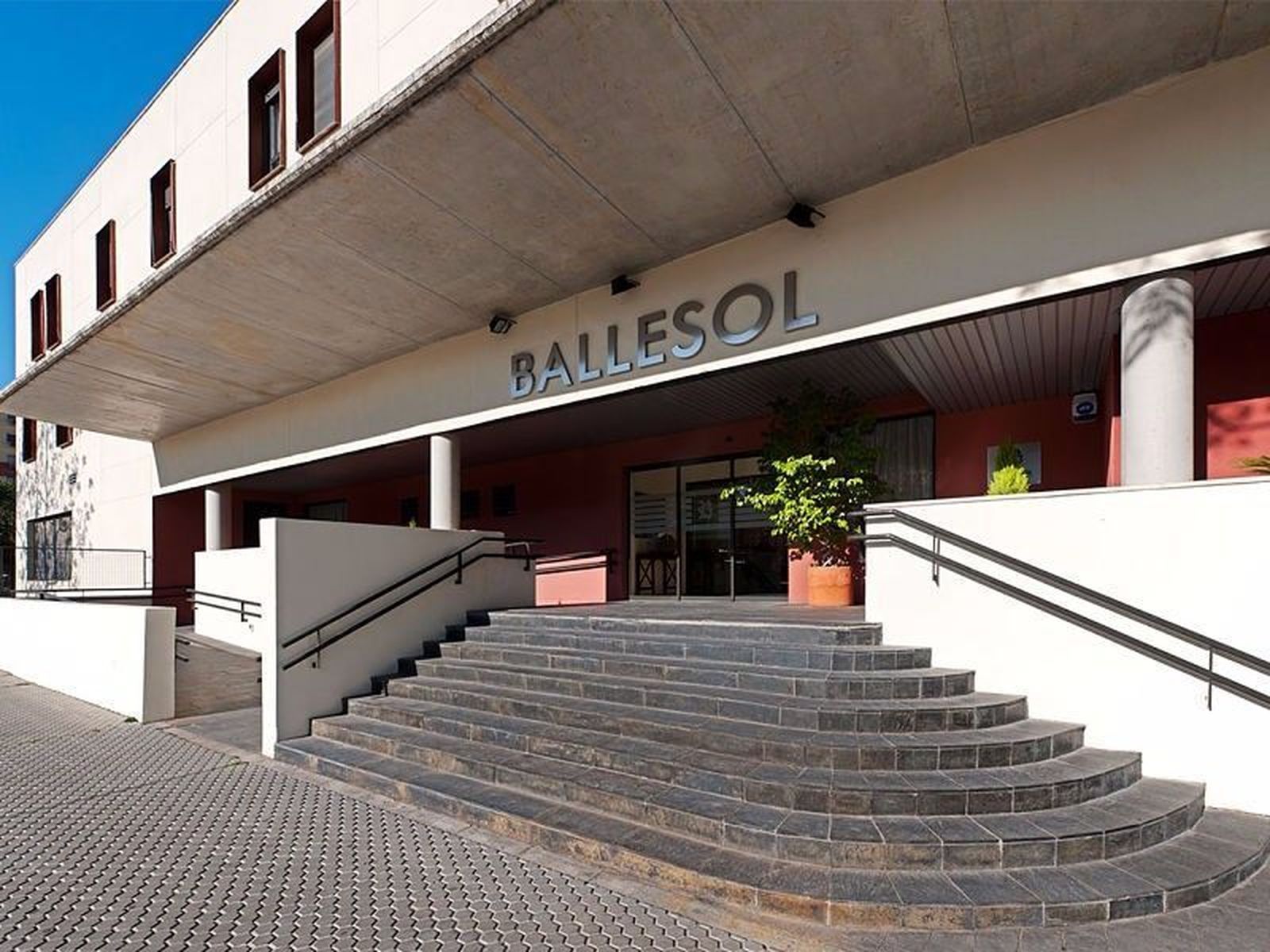 Fachada de la residencia Ballesol Azalea, en Sevilla Este.