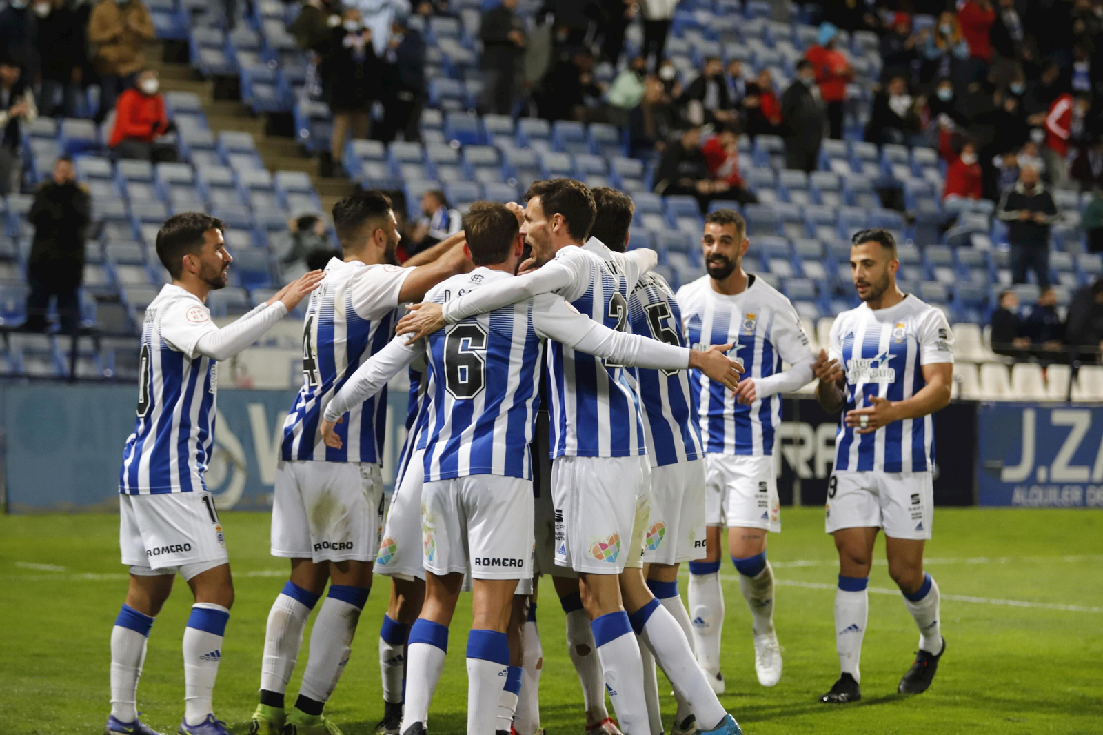 Los jugadores del Decano celebran un tanto en casa esta temporada.