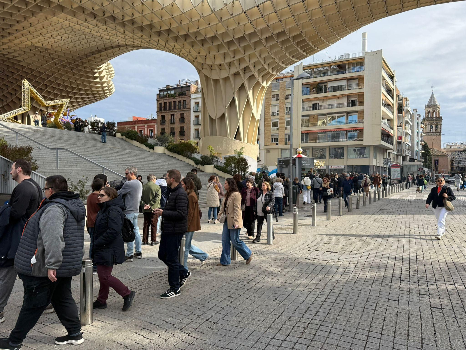 Colas para vacunarse en la jornada sin cita activada en las 'Setas' de la Encarnación.