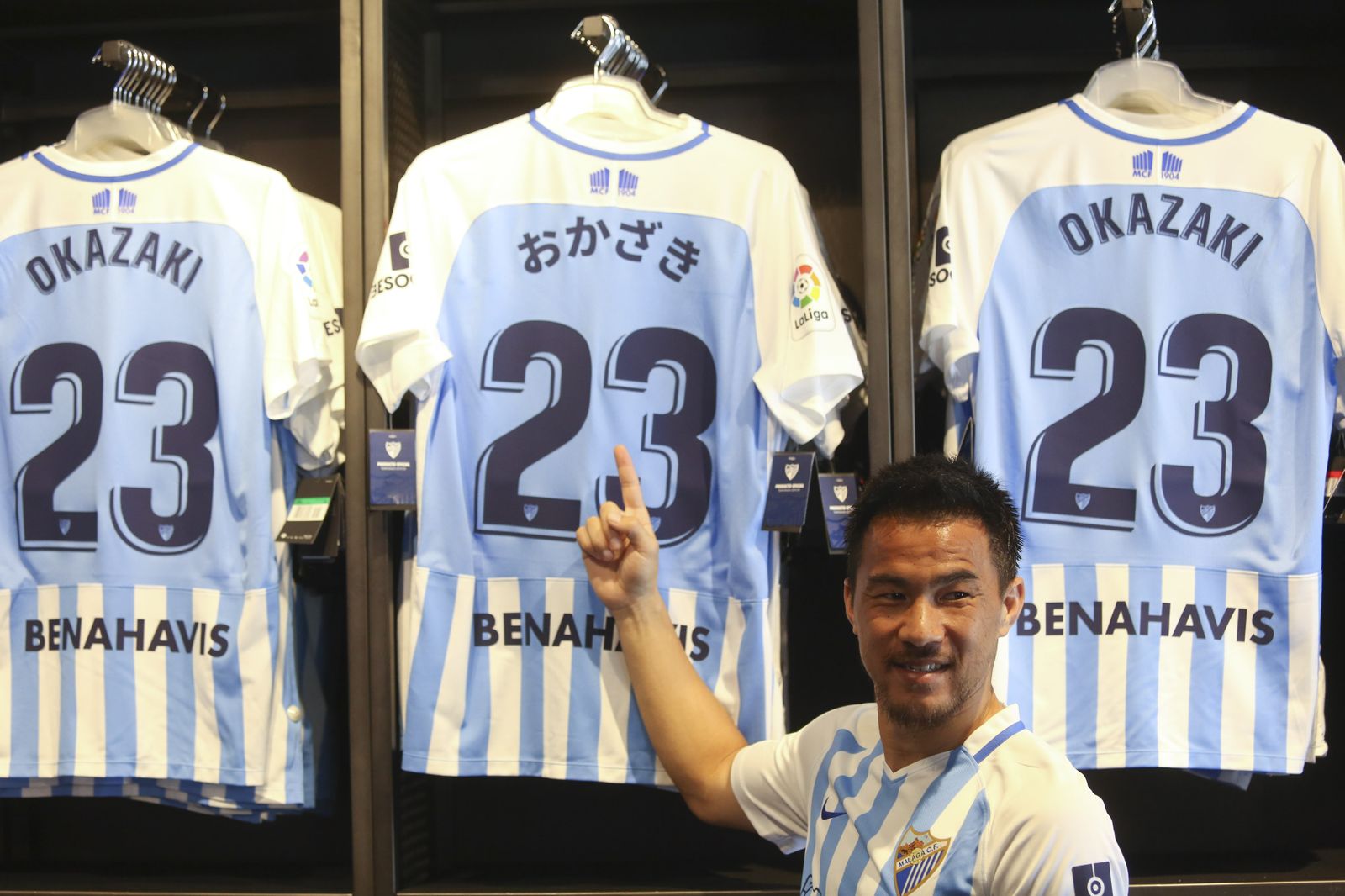 Las fotos de la presentación de Okazaki con el Málaga CF