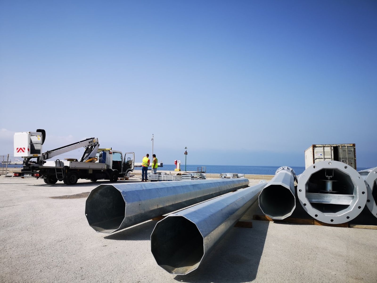 Instalación de farola en el Muelle de Pechina