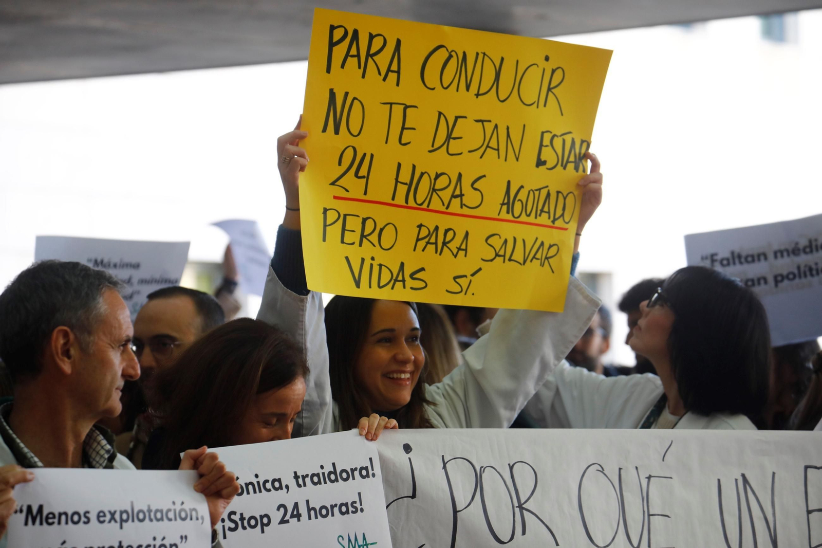 La concentración por la huelga de médicos en Córdoba contra el Estatuto Marco, en imágenes