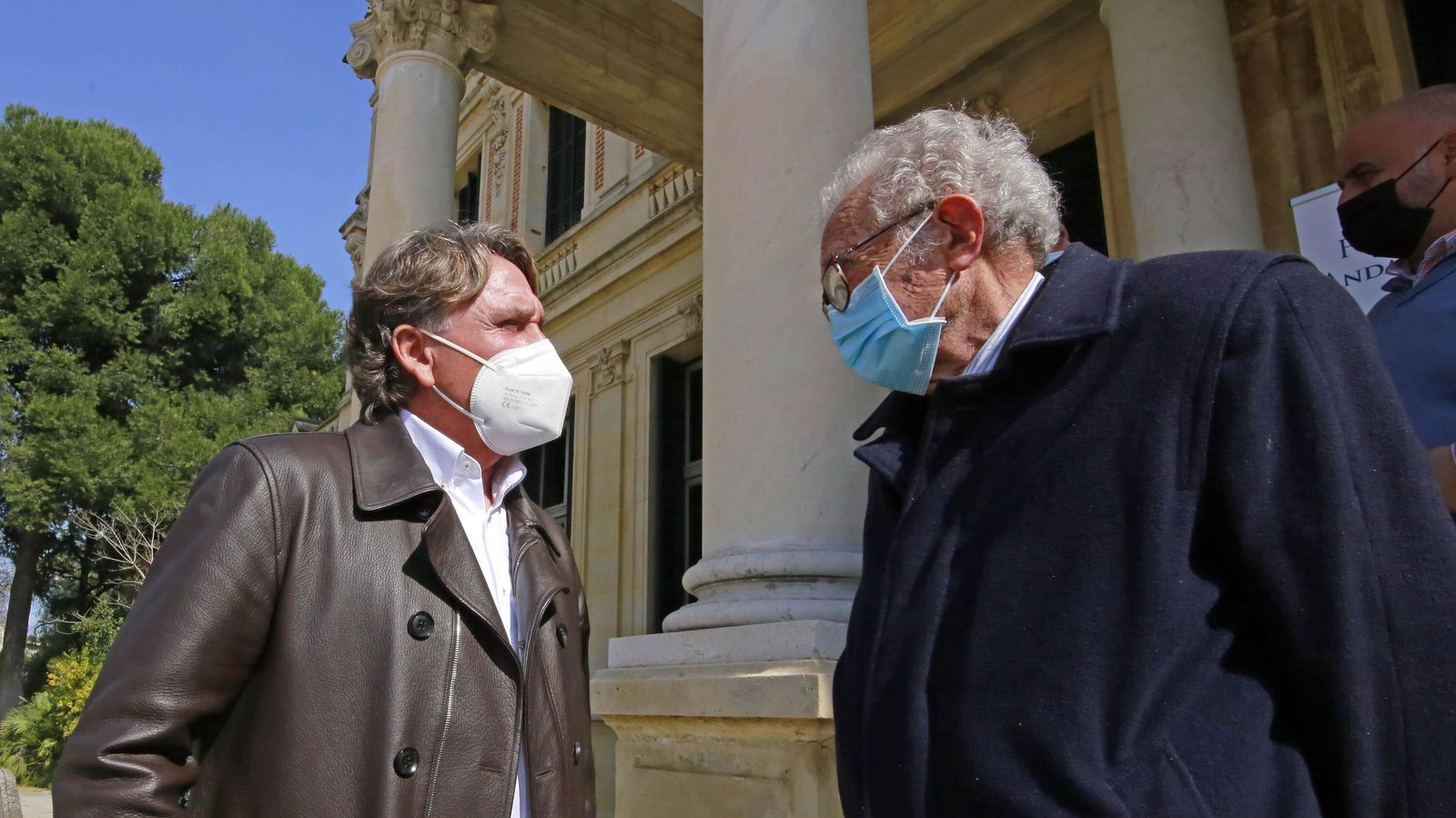 Esteban conversa con Rafa Verdú, presidente de honor del Xerez CD.