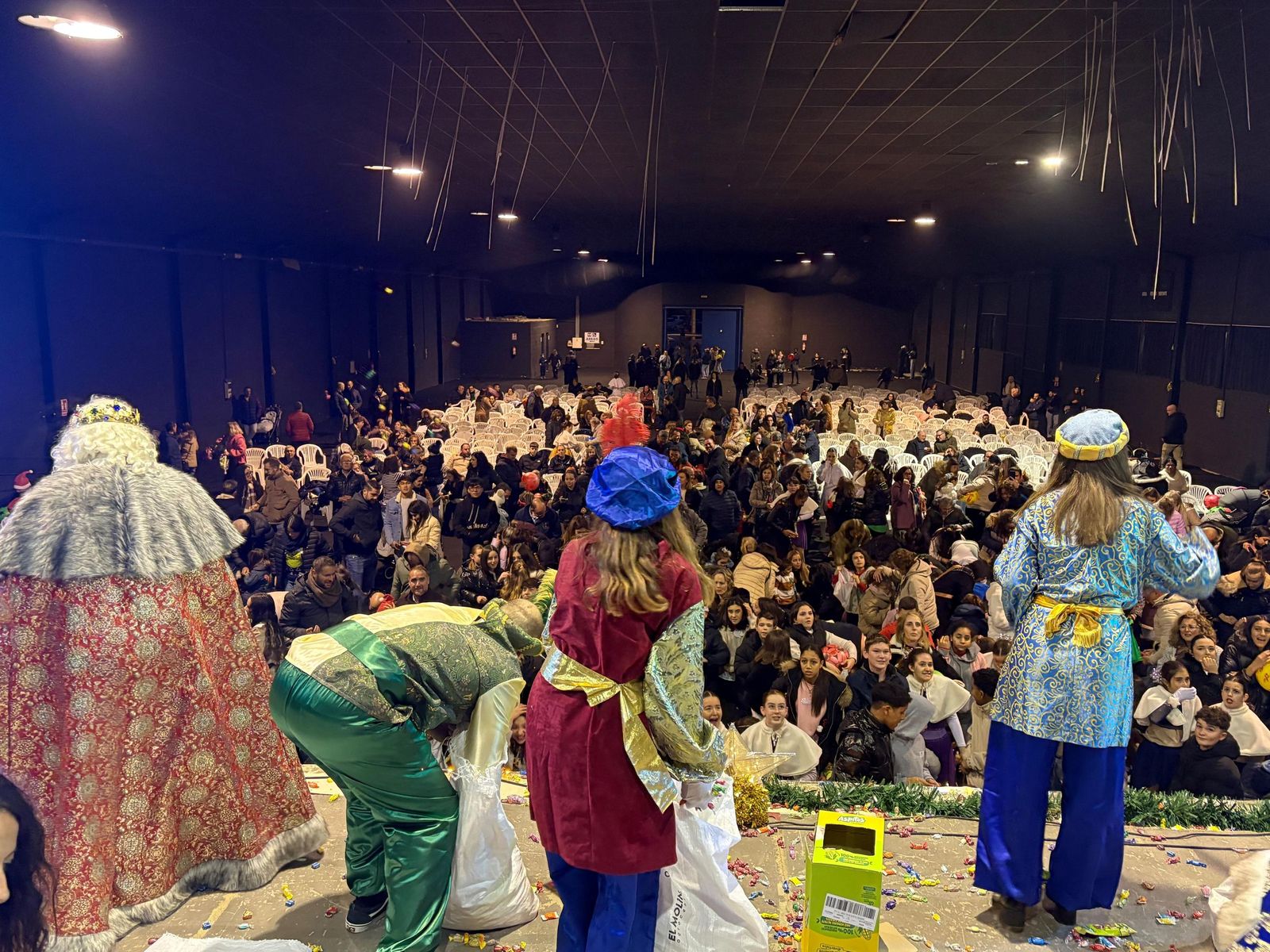 Magia y espectáculo se citan en la cabalgata más "diferente" de Olula del Río, en imágenes