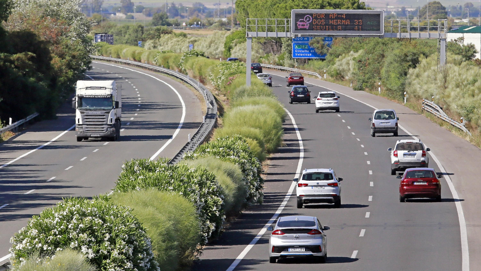 Tráfico en la autopista a media tarde de este domingo a la altura de Jerez. Tráfico en la autopista a media tarde de este domingo a la altura de Jerez.