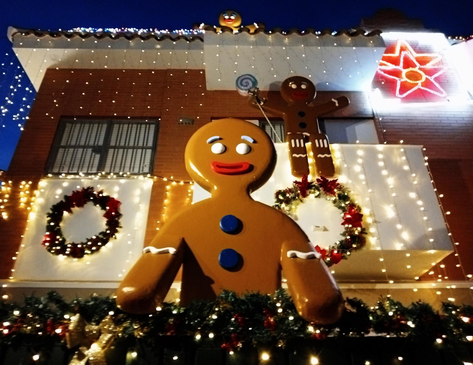 Imágenes de la calle del Grinch de Corrales, Huelva