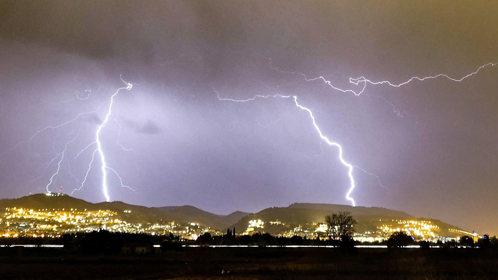 Dos rayos sobre la Granada anoche en la tormenta