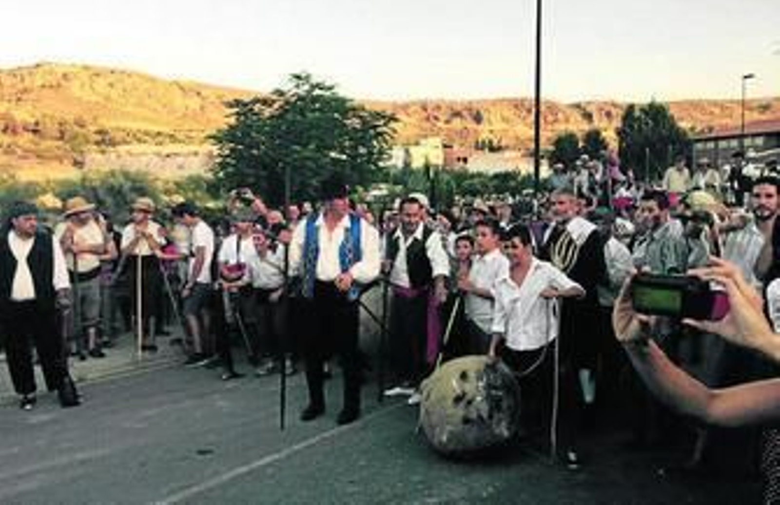 Momento de la recreación en la plaza principal de la localidad con los vecinos ataviados para la ocasión