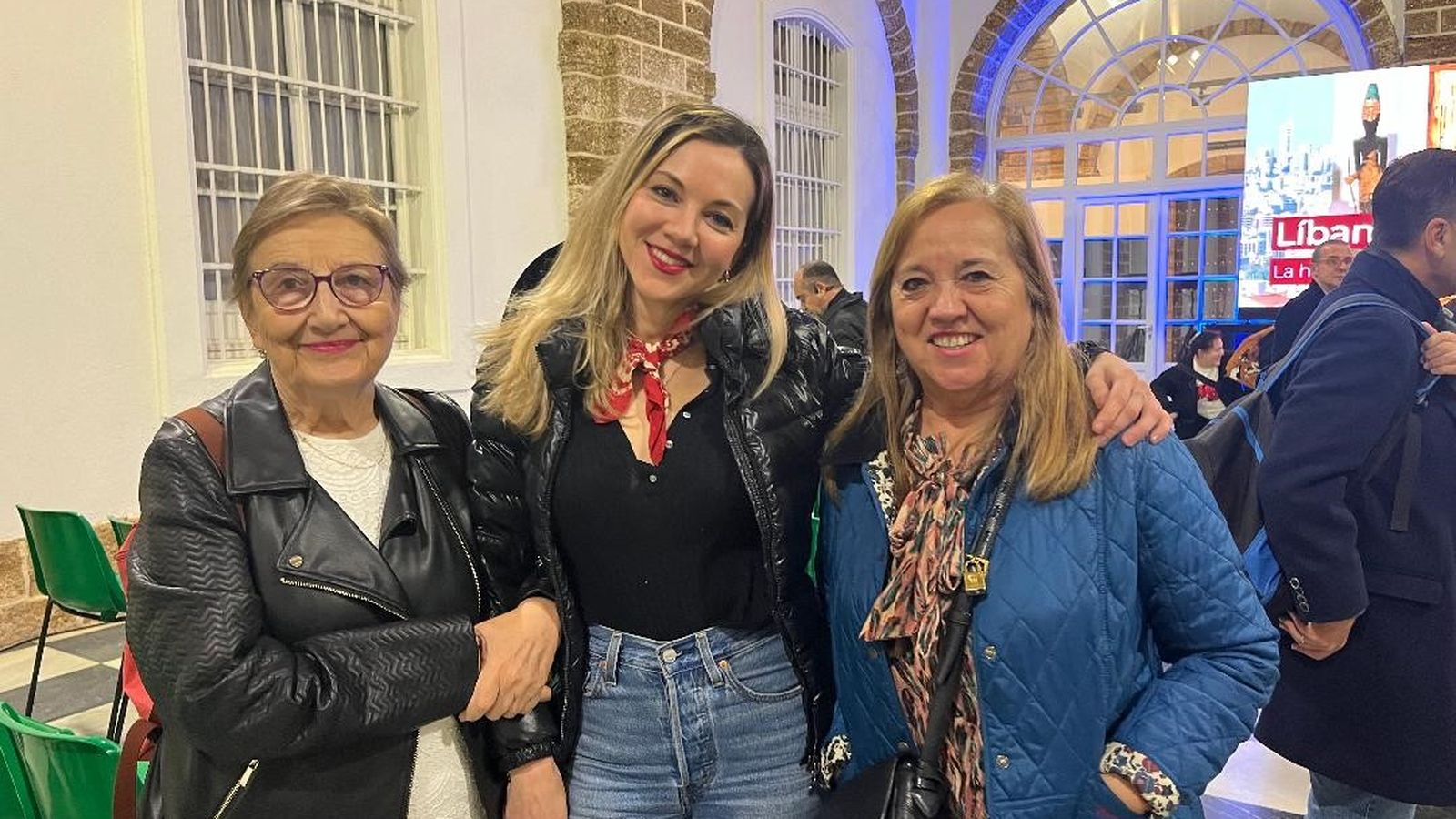 Paqui Cea, Helena Santiago y Encarna Díaz, en el patio de la Diputación de Cádiz.