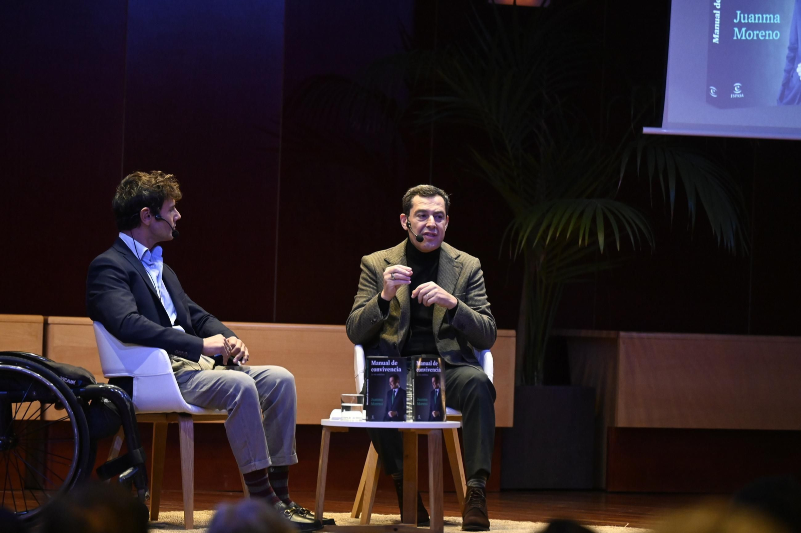 Juanma Moreno presenta en Córdoba su libro 'Manual de convivencia', en imágenes