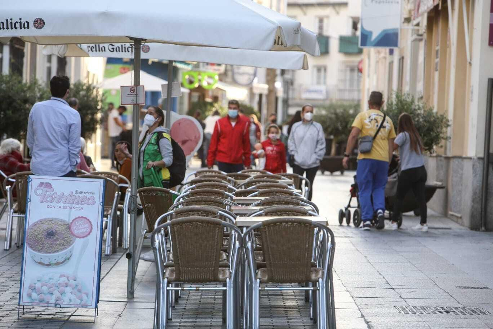 Imágenes de la primera jornada de cierres en bares y comercios de Chiclana