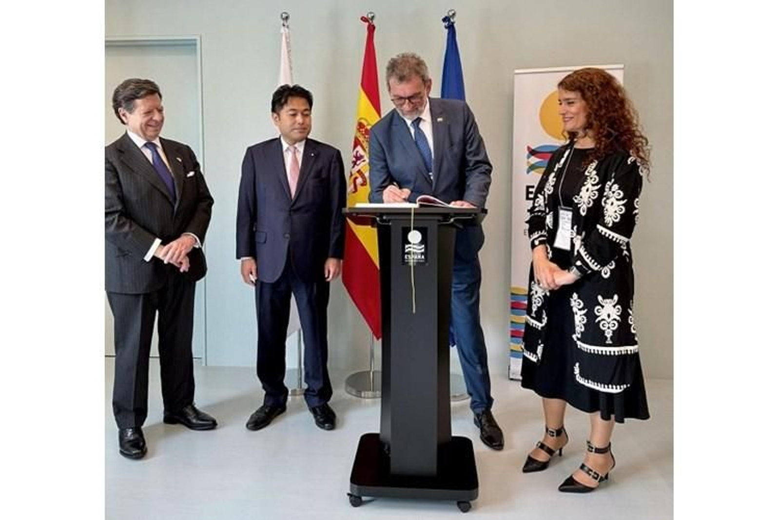 Firma del acuerdo en Osaka por el que Japón se convierte en socio del IFMIF Dones de Granada. Firma del acuerdo en Osaka por el que Japón se convierte en socio del IFMIF Dones de Granada.