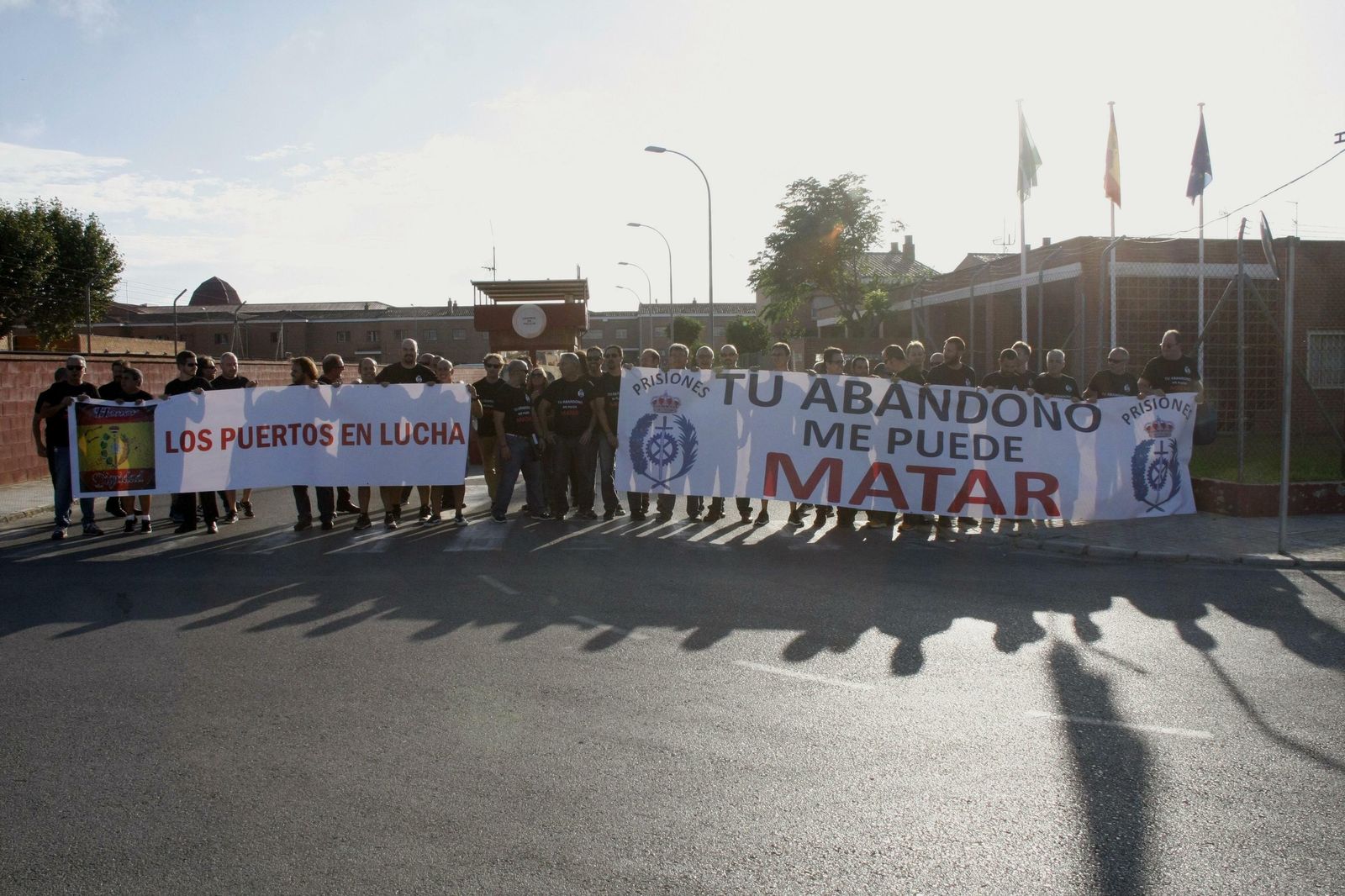 Una de las protestas de los funcionarios de la asociación 'Tu abandono me puede matar',  junto a las prisiones portuenses.