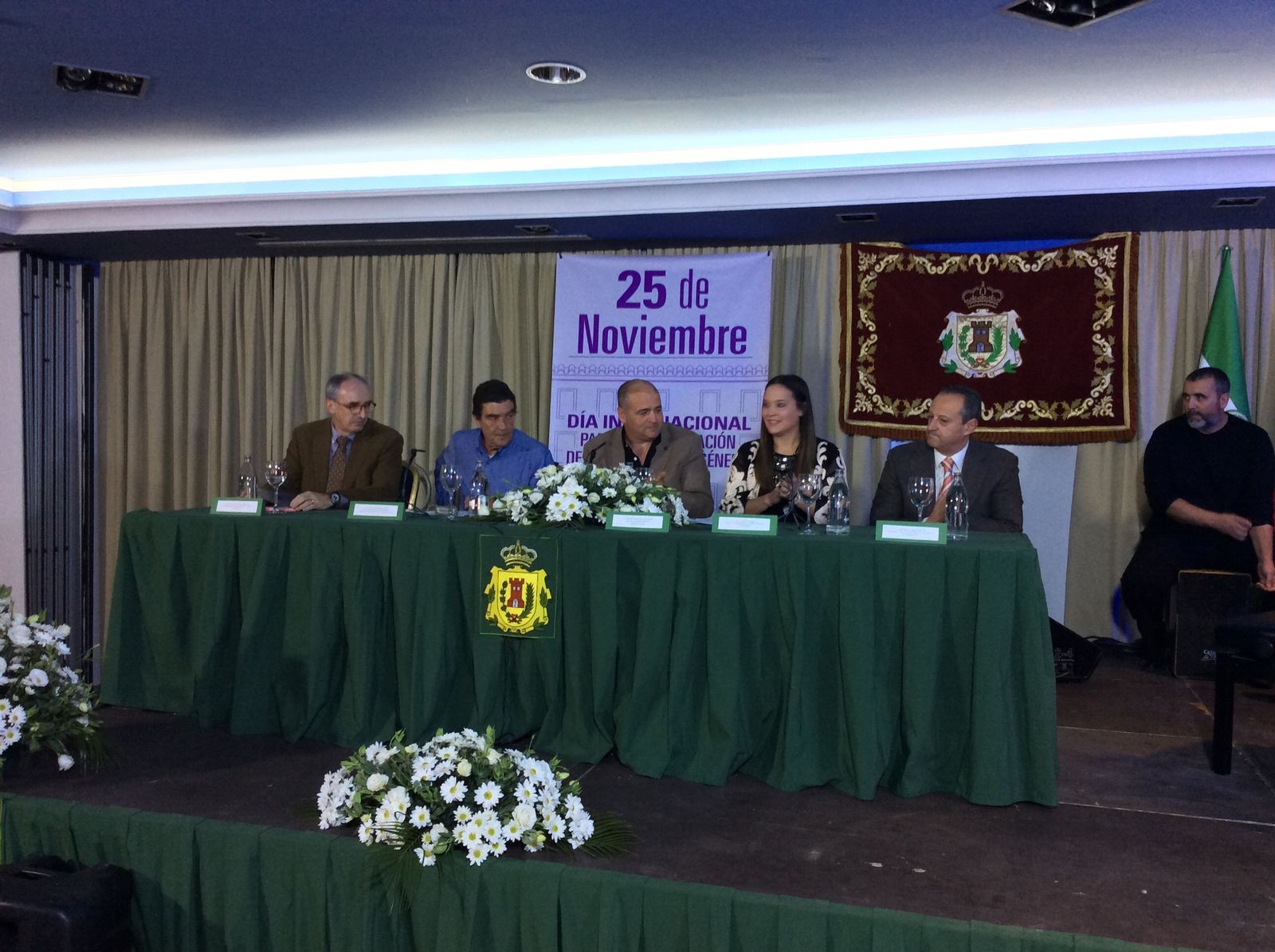 Calatayud, (2º izquierda), durante la charla en Los Barrios