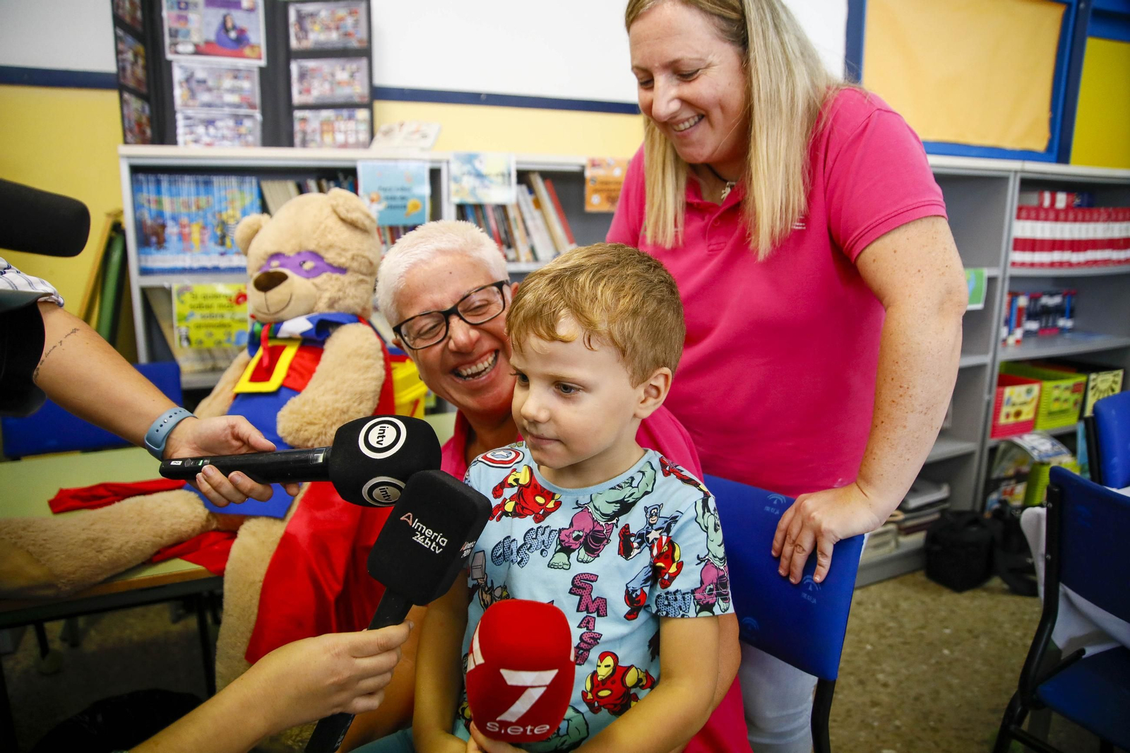Las imágenes de la campaña de vacunación antigripal a los niños en el CEIP Adela Díaz de Almería