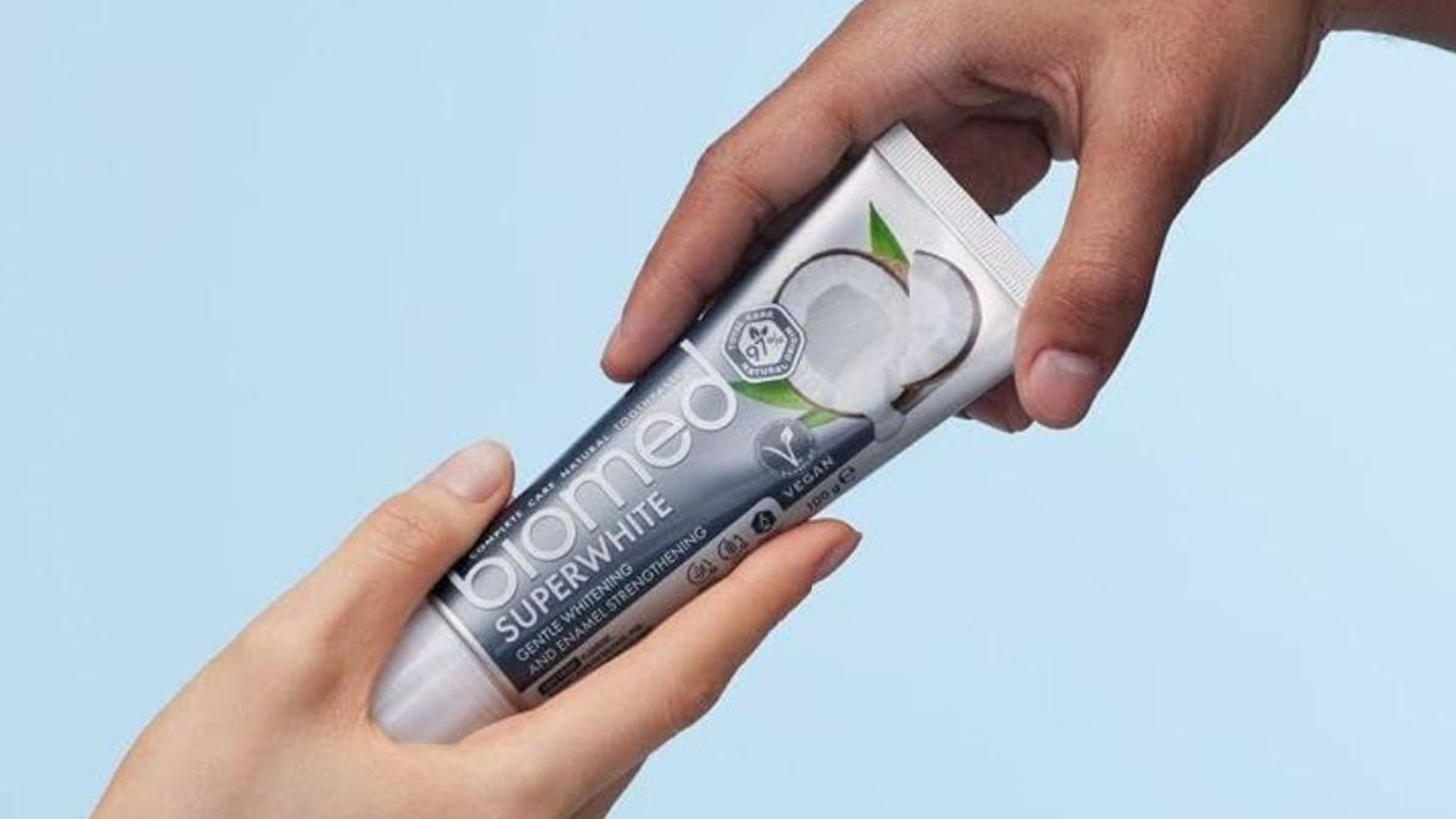 Disfruta de una sonrisa radiante con esta pasta de dientes blanqueadora sin flúor y sabor a coco por menos de 4€